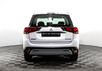 Подержанный автомобиль Mitsubishi Outlander 2019 года (4 фото)