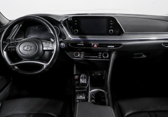 Подержанный автомобиль Hyundai Sonata 2022 года (12 фото)