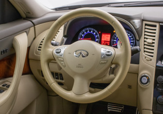 Подержанный автомобиль Infiniti FX 2011 года (15 фото)
