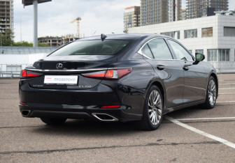 Подержанный автомобиль Lexus ES 2021 года (5 фото)