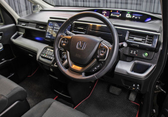 Подержанный автомобиль Honda Stepwgn 2016 года (19 фото)