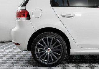 Подержанный автомобиль Volkswagen Golf Hatchback 2012 года (17 фото)