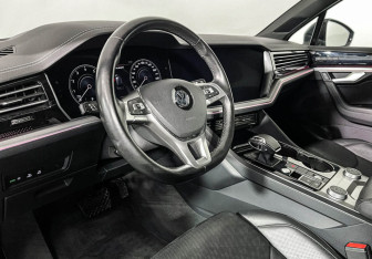Подержанный автомобиль Volkswagen Touareg 2019 года (13 фото)