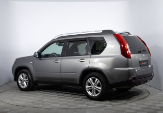 Подержанный автомобиль Nissan X-Trail 2011 года (7 фото)