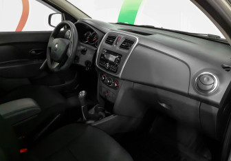 Подержанный автомобиль Renault Logan Sedan 2016 года (9 фото)