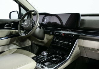 Подержанный автомобиль Kia Carnival 2021 года (8 фото)