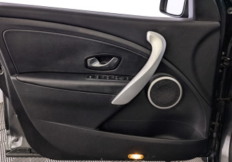 Подержанный автомобиль Renault Fluence 2011 года (19 фото)