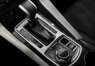 Подержанный автомобиль Mitsubishi Pajero Sport 2017 года (15 фото)