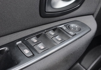 Подержанный автомобиль Renault Scenic 2010 года (15 фото)