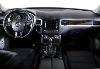 Подержанный автомобиль Volkswagen Touareg 2012 года (12 фото)
