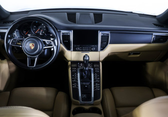 Подержанный автомобиль Porsche Macan 2018 года (12 фото)