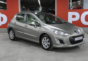 Подержанный автомобиль Peugeot 308 Hatchback 2012 года (3 фото)