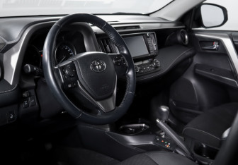 Подержанный автомобиль Toyota RAV4 2018 года (14 фото)
