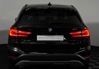 Подержанный автомобиль BMW X1 2017 года (17 фото)