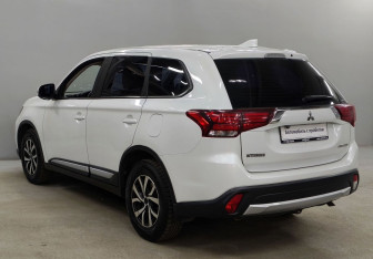 Подержанный автомобиль Mitsubishi Outlander 2018 года (7 фото)