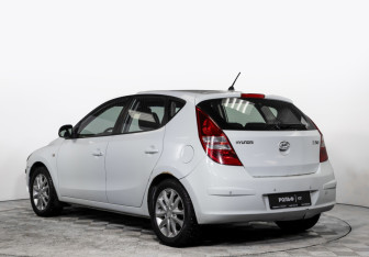 Подержанный автомобиль Hyundai i30 Hatchback 2009 года (5 фото)