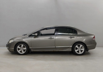 Подержанный автомобиль Honda Civic Sedan 2007 года (8 фото)
