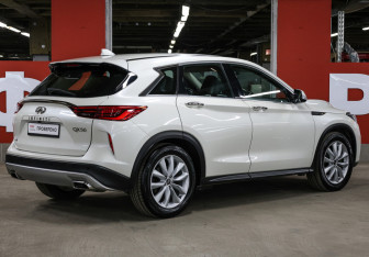 Подержанный автомобиль Infiniti QX50 2018 года (5 фото)