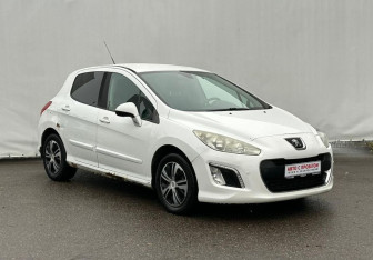 Подержанный автомобиль Peugeot 308 Hatchback 2011 года (3 фото)