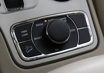 Подержанный автомобиль Jeep Grand Cherokee 2012 года (14 фото)