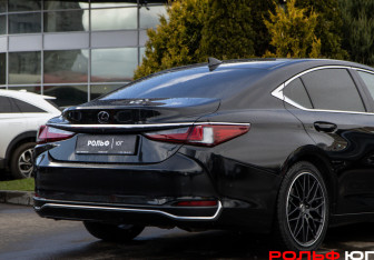 Подержанный автомобиль Lexus ES 2019 года (26 фото)