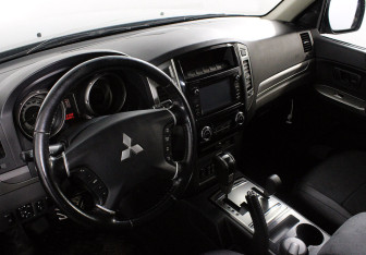 Подержанный автомобиль Mitsubishi Pajero 2015 года (15 фото)