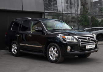 Подержанный автомобиль Lexus LX 2012 года (3 фото)