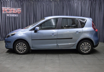 Подержанный автомобиль Renault Scenic 2011 года (8 фото)