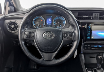 Подержанный автомобиль Toyota Corolla Sedan 2018 года (21 фото)