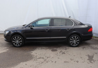 Подержанный автомобиль Skoda Superb Liftback 2013 года (8 фото)