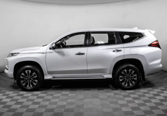 Подержанный автомобиль Mitsubishi Montero Sport 2021 года (8 фото)