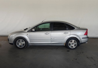 Подержанный автомобиль Ford Focus Sedan 2006 года (7 фото)