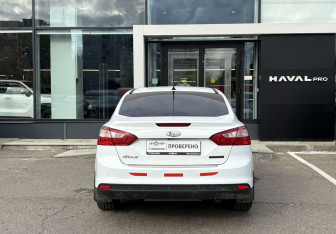 Подержанный автомобиль Ford Focus Sedan 2012 года (6 фото)