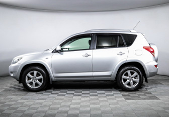 Подержанный автомобиль Toyota RAV4 2008 года (8 фото)