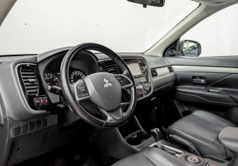 Подержанный автомобиль Mitsubishi Outlander 2014 года (17 фото)