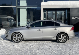 Подержанный автомобиль Volvo S60 2012 года (8 фото)
