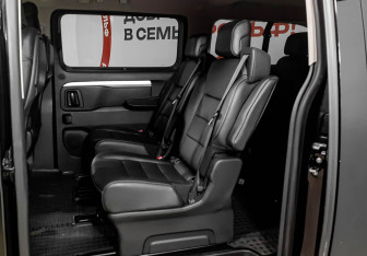 Подержанный автомобиль Peugeot Traveller 2018 года (10 фото)