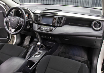 Подержанный автомобиль Toyota RAV4 2017 года (11 фото)