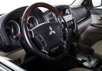 Подержанный автомобиль Mitsubishi Pajero 2020 года (15 фото)