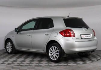 Подержанный автомобиль Toyota Auris Hatchback 2008 года (7 фото)