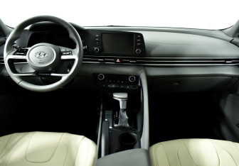 Подержанный автомобиль Hyundai Elantra Sedan 2021 года (9 фото)