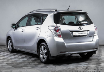 Подержанный автомобиль Toyota Verso 2010 года (7 фото)