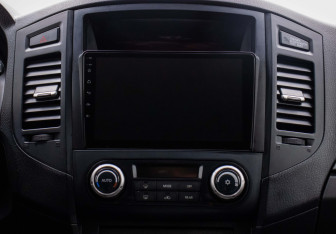 Подержанный автомобиль Mitsubishi Pajero 2013 года (14 фото)