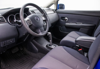 Подержанный автомобиль Nissan Tiida Hatchback 2008 года (9 фото)