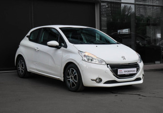 Подержанный автомобиль Peugeot 208 2013 года (3 фото)