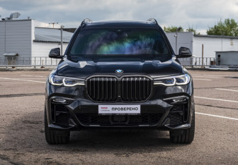 Подержанный автомобиль BMW X7 2021 года (2 фото)
