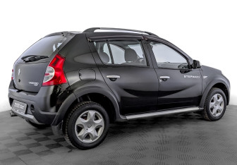 Подержанный автомобиль Renault Sandero 2011 года (5 фото)