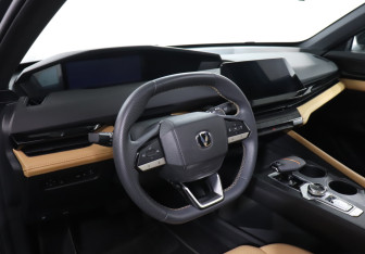 Подержанный автомобиль Changan UNI-V 2023 года (13 фото)