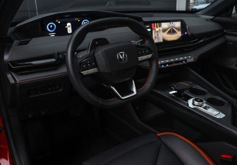 Подержанный автомобиль Changan UNI-V 2023 года (15 фото)