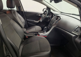 Подержанный автомобиль Opel Astra Hatchback 2011 года (10 фото)